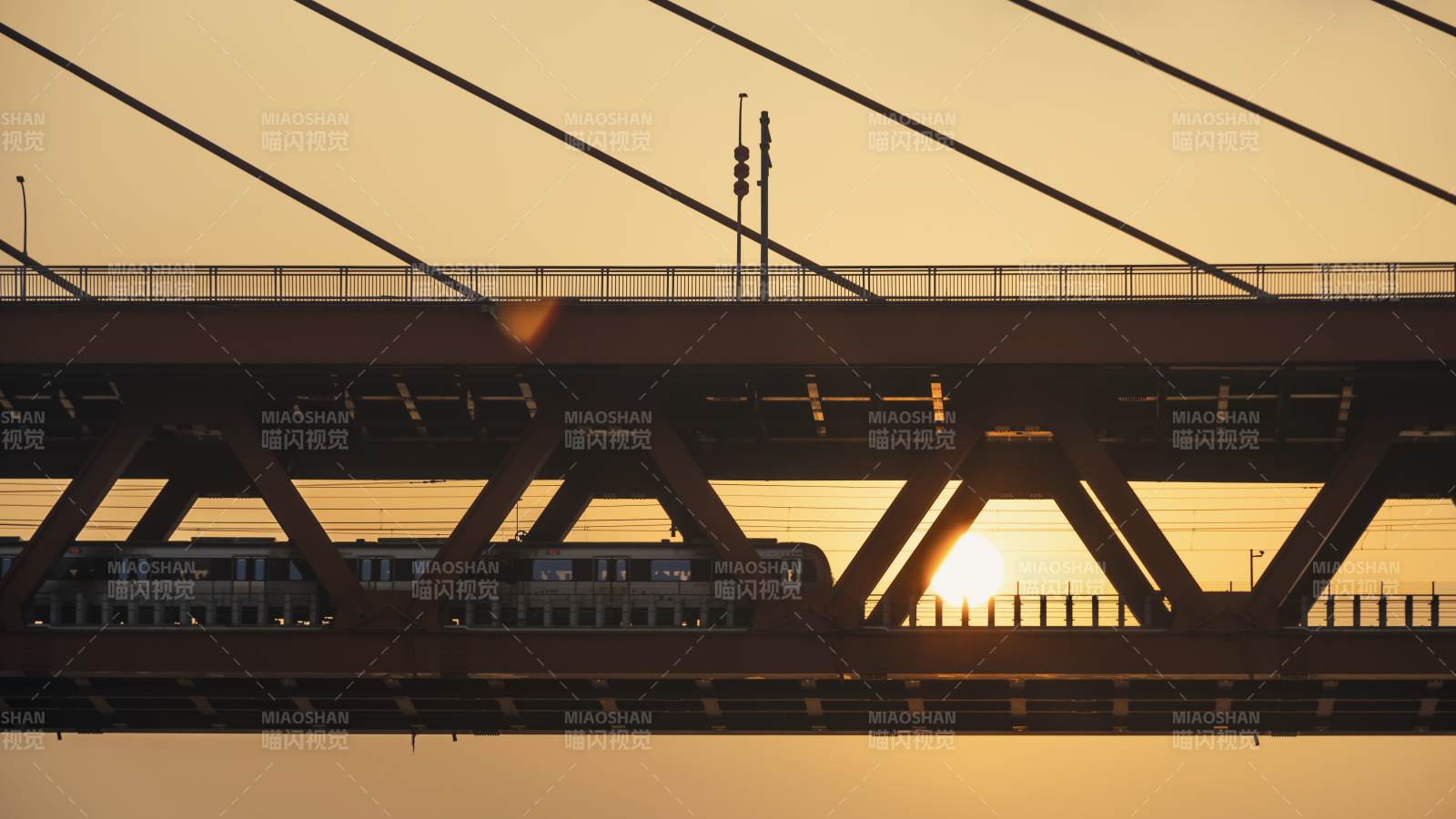 地铁驶过夕阳图片