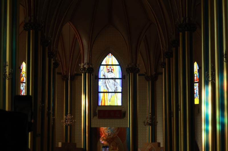 教堂彩窗耶稣光影图片