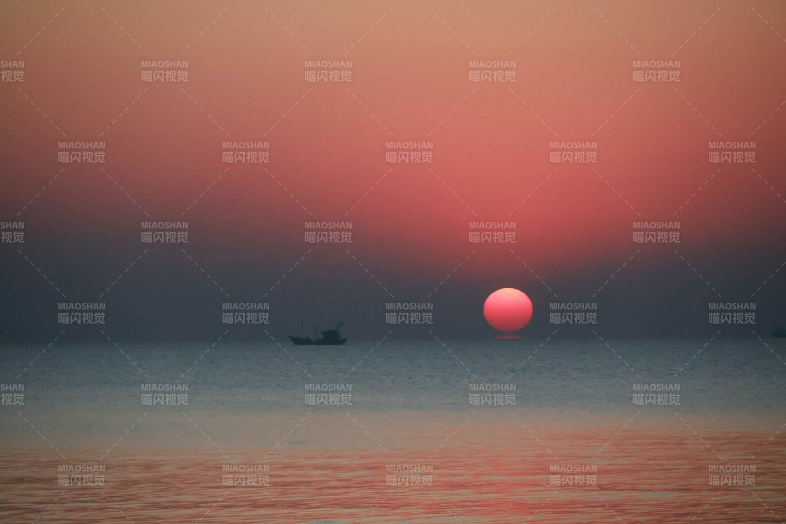 日出海面渔船影图片