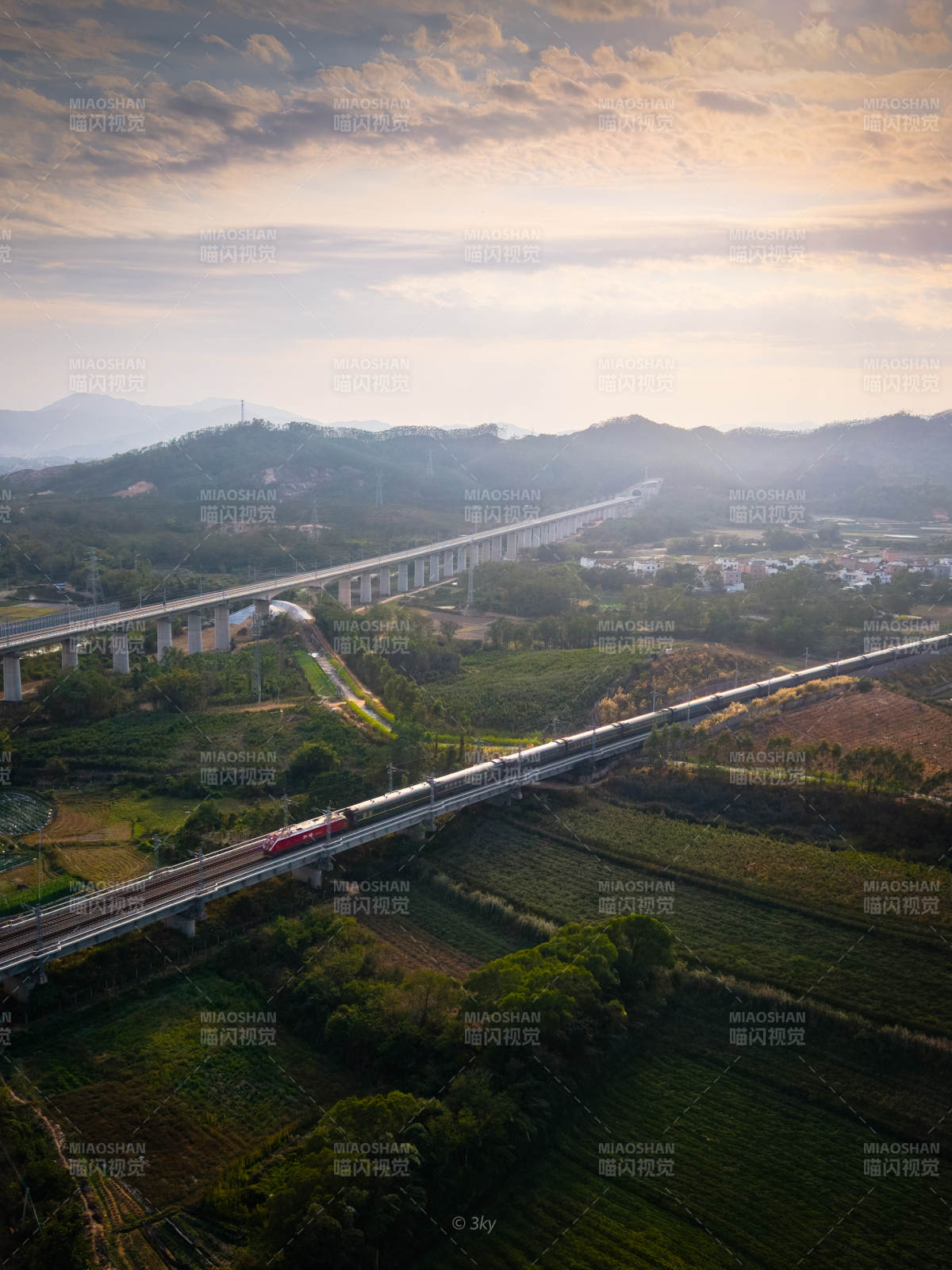 高铁穿行乡村山水间图片