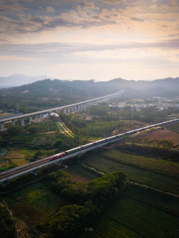 高铁穿行乡村山水间图片