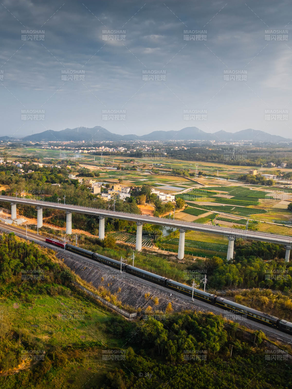 高铁穿行乡村田园间图片