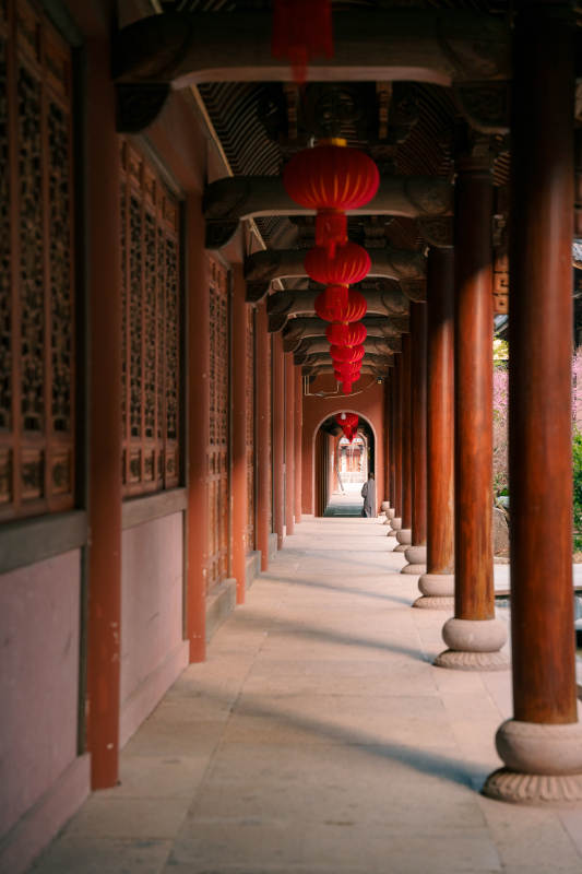寺庙古建红灯笼长廊图片