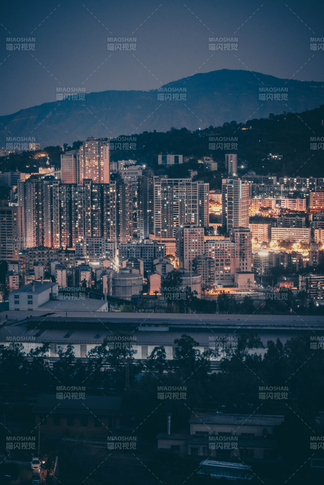 攀枝花市夜幕下的城市灯火图片
