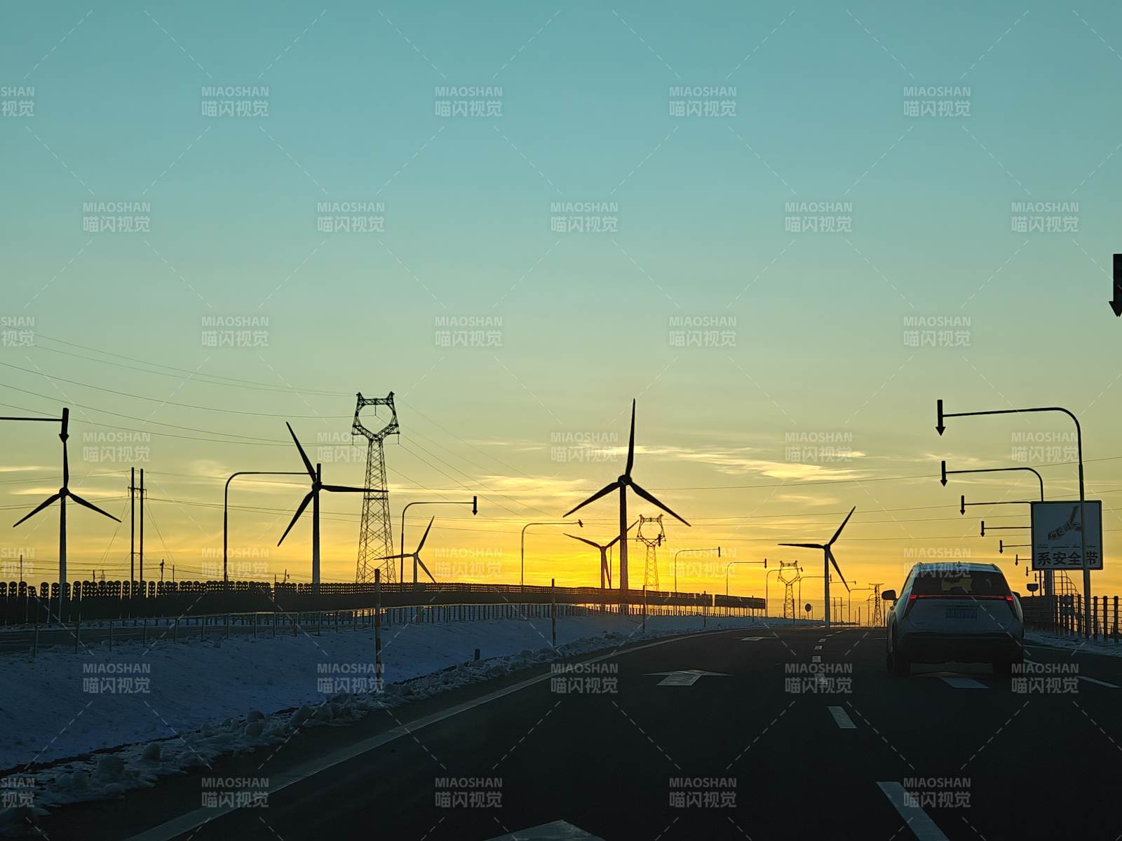 雪原风车日落图图片