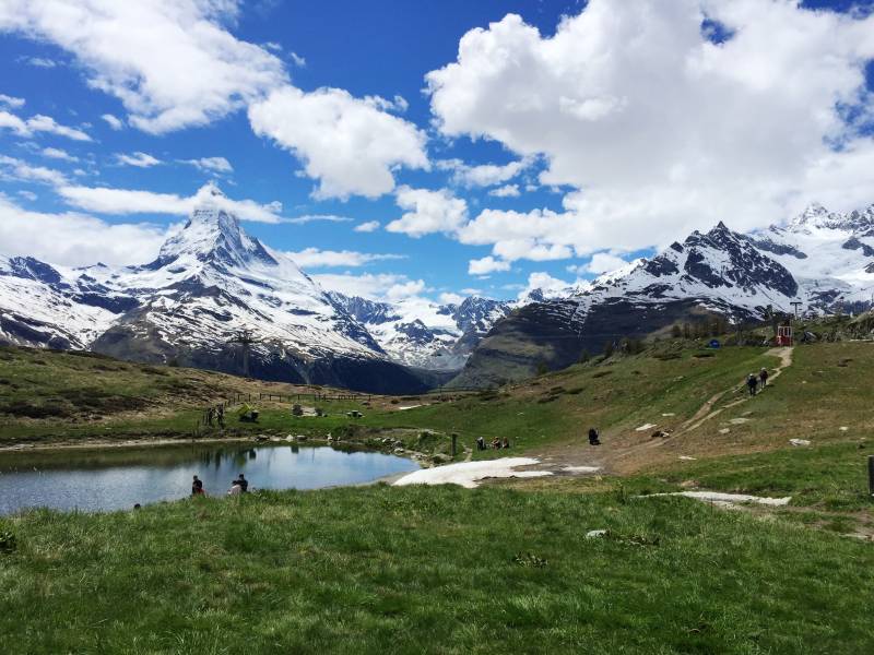 瑞士雪山湖畔风光图片