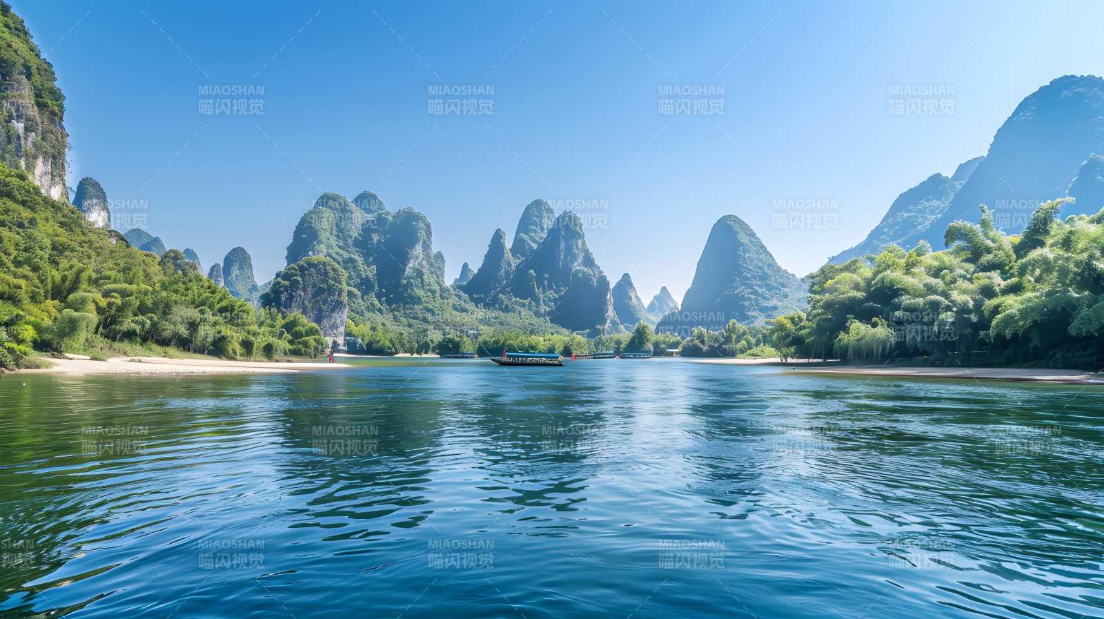 山水如画 舟行碧波图片