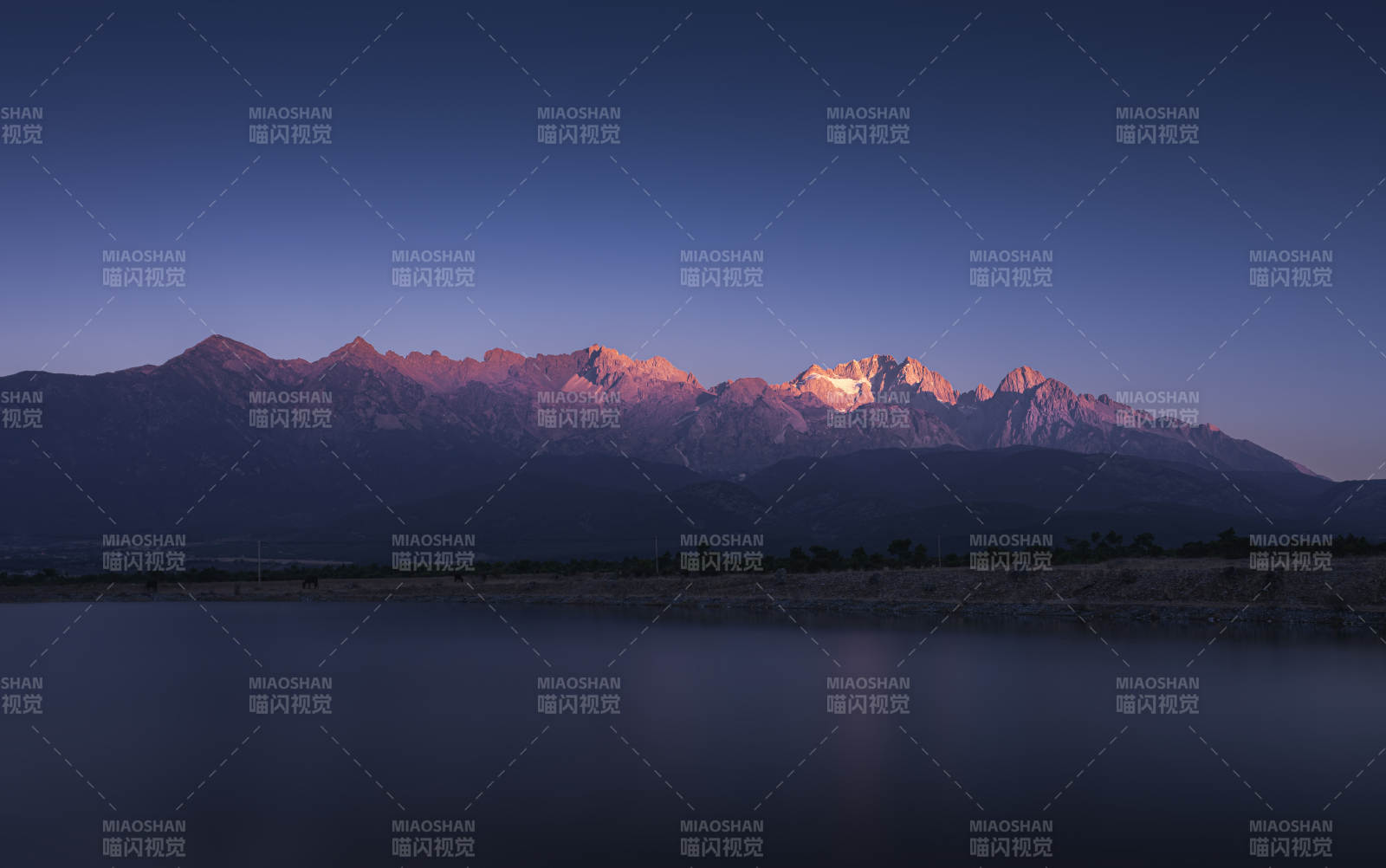 玉龙雪山日照金山图片