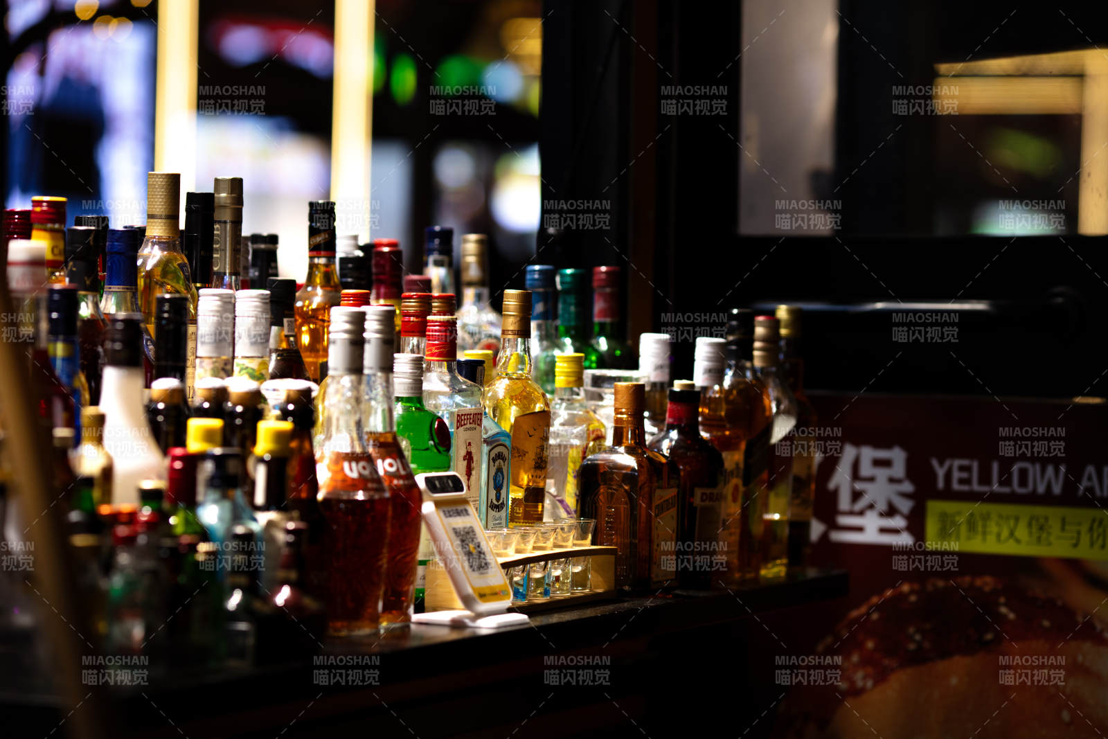 酒瓶陈列酒吧一角图片