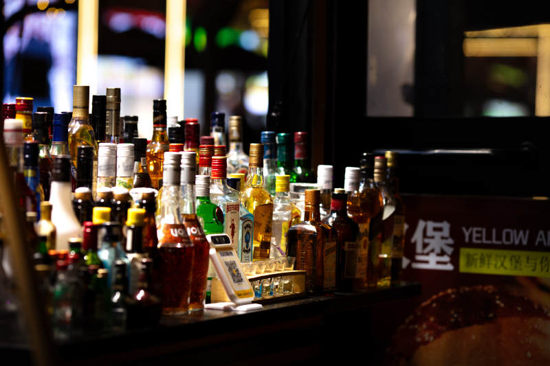 酒瓶陈列酒吧一角图片
