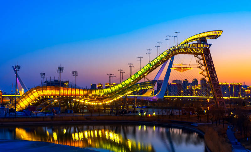 暮色中的滑雪大跳台图片