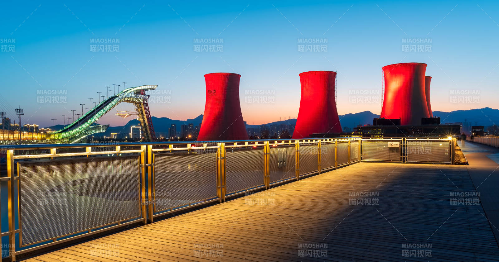 暮色中的首钢园图片