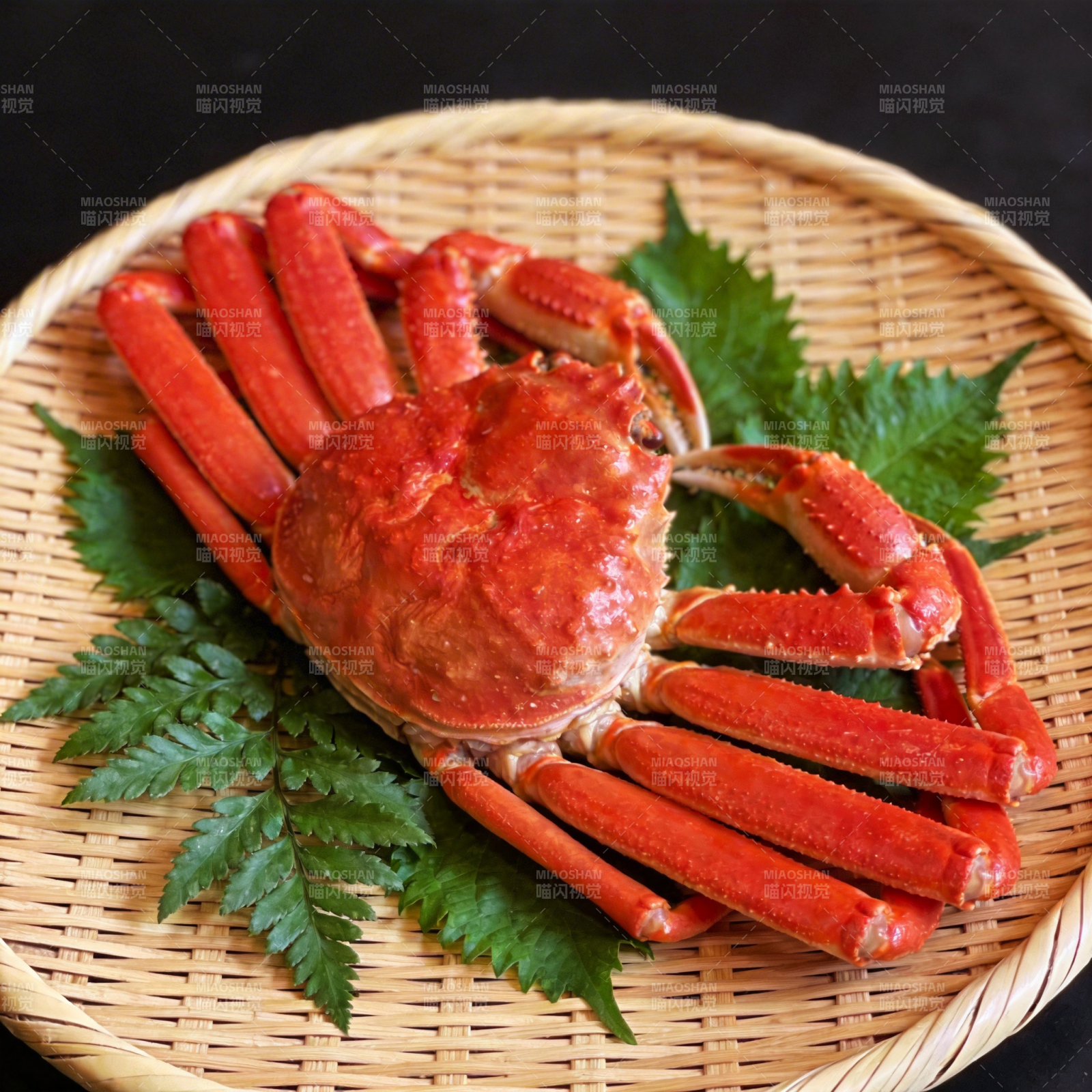 鲜红帝王蟹盛盘图片