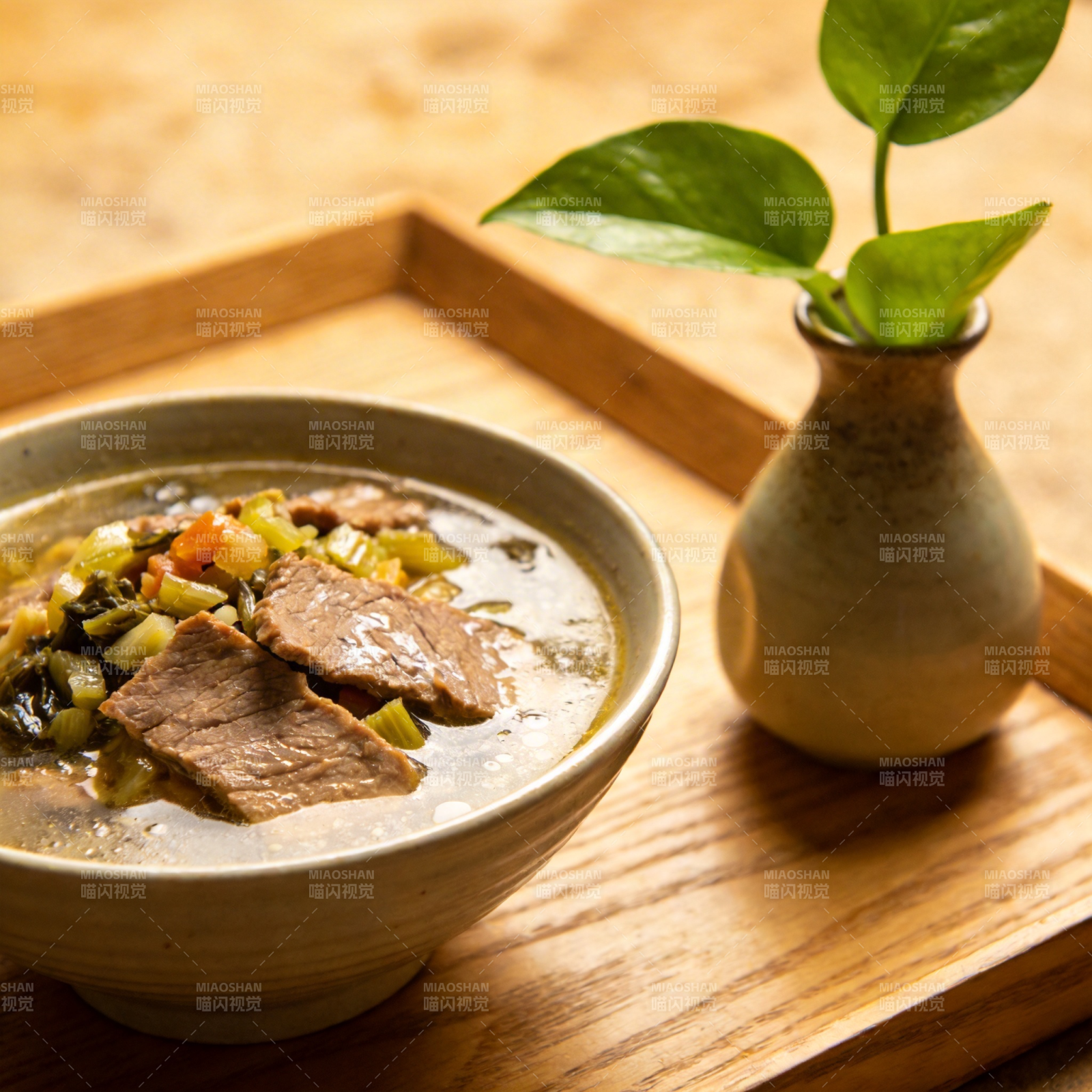 清汤炖肉配绿植图片