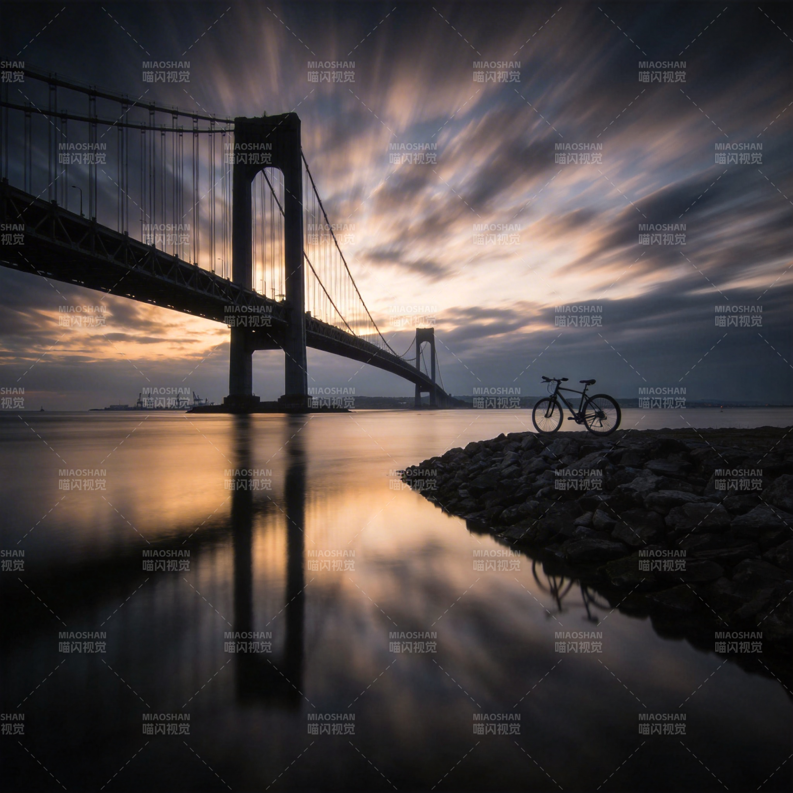 桥影黄昏静水映图片