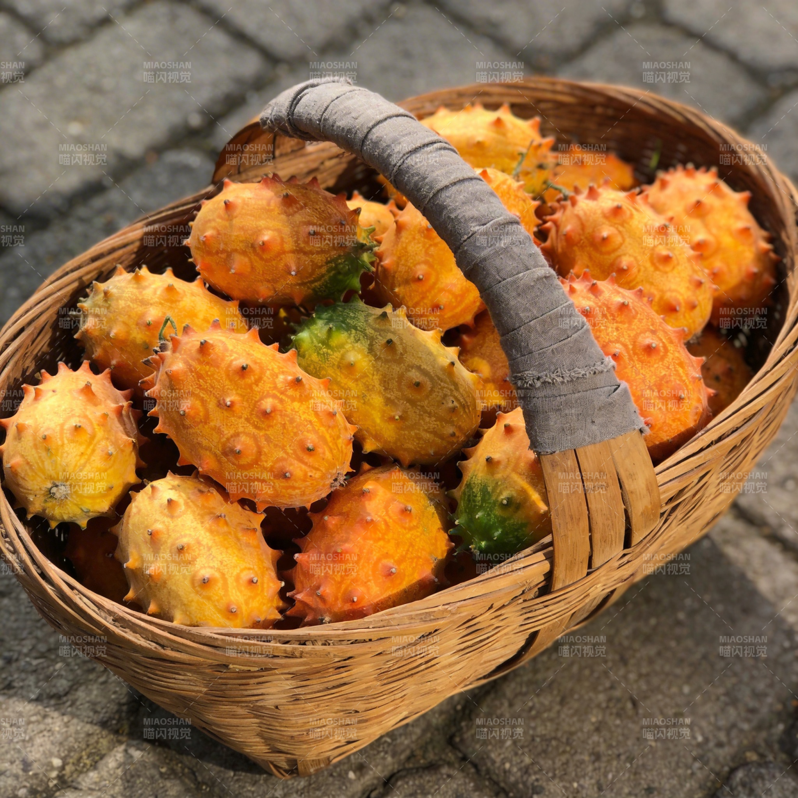 刺角瓜篮中盛放图片