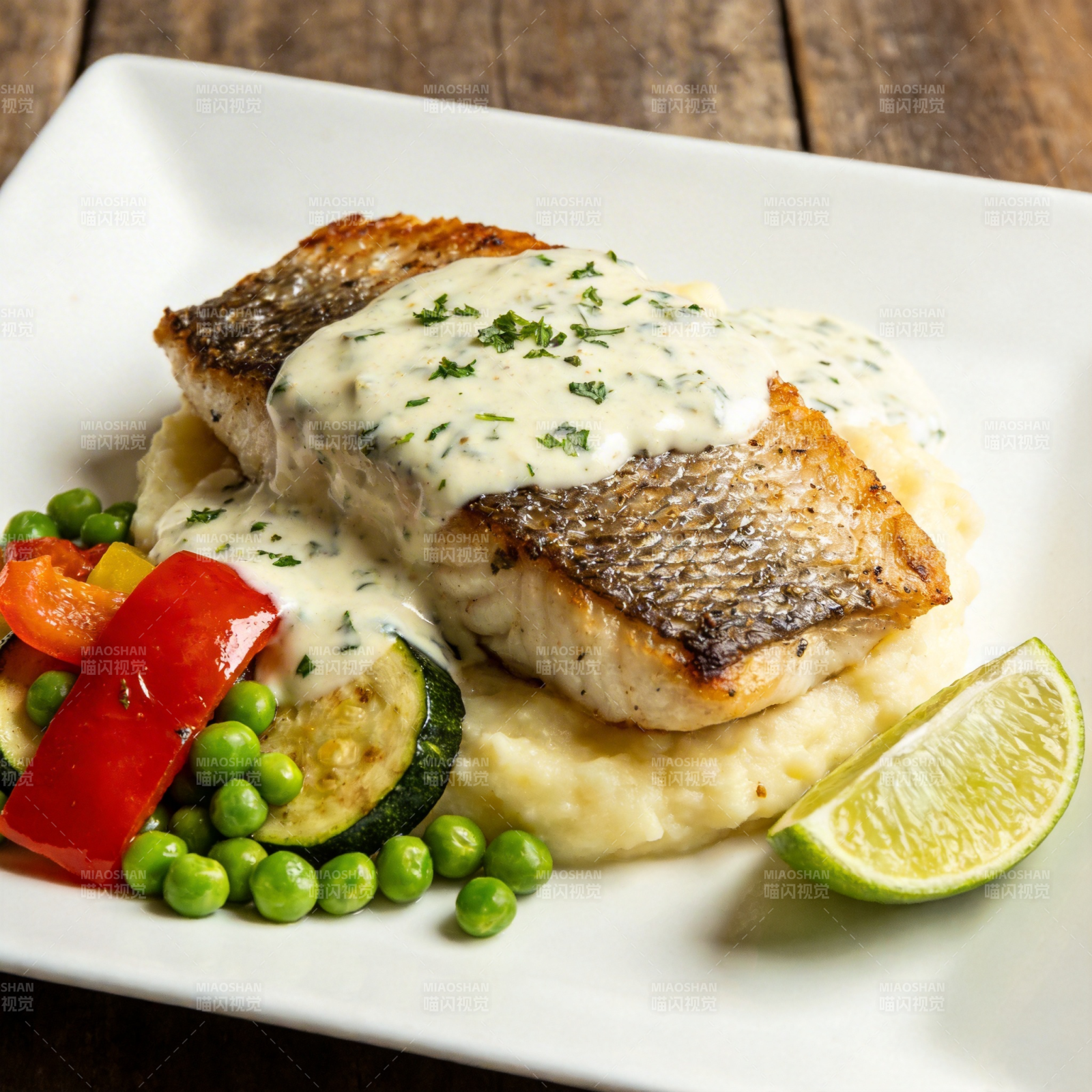香煎鱼配奶油酱图片