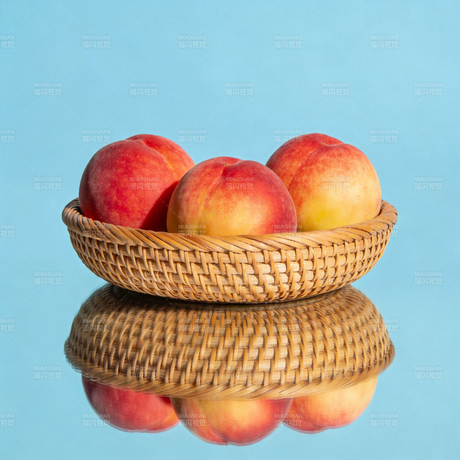 桃子篮中映碧空图片