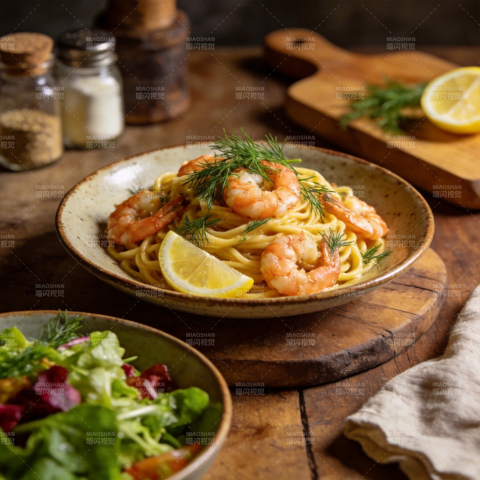虾仁意面配柠檬图片