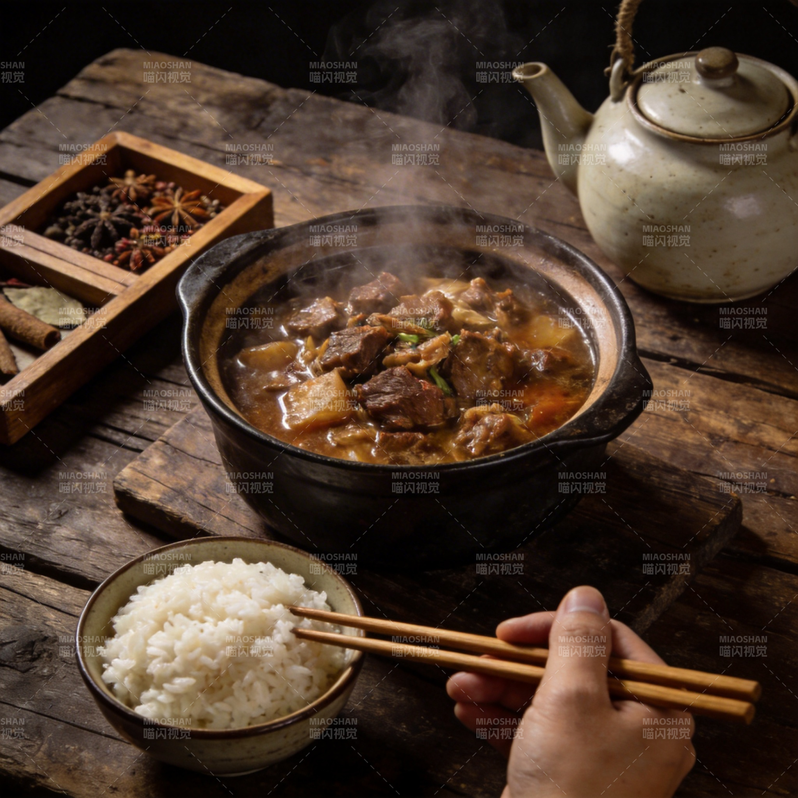 热气腾腾的炖肉饭图片