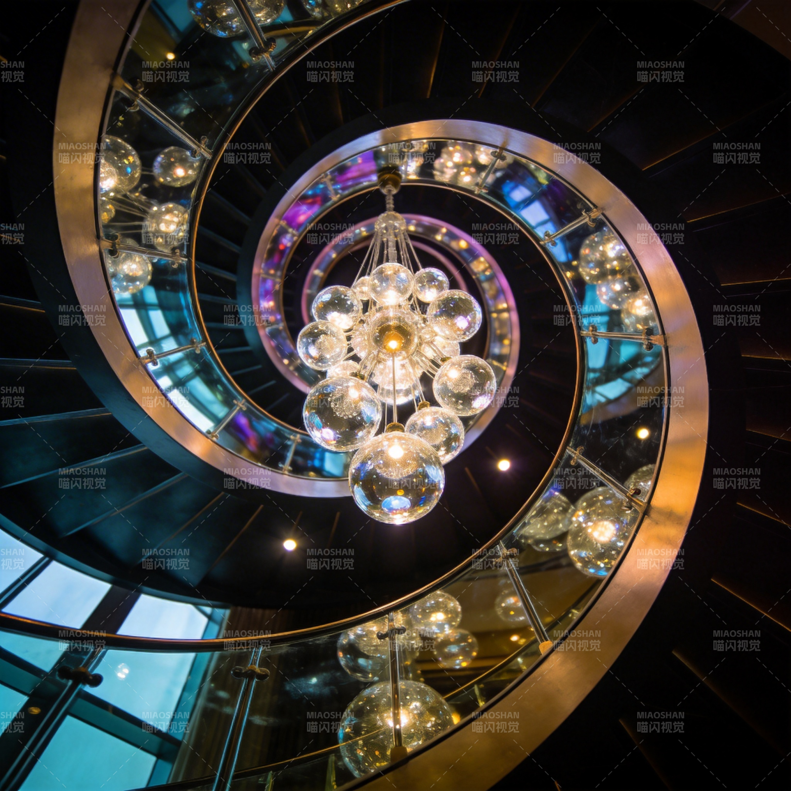 螺旋吊灯璀璨夺目图片