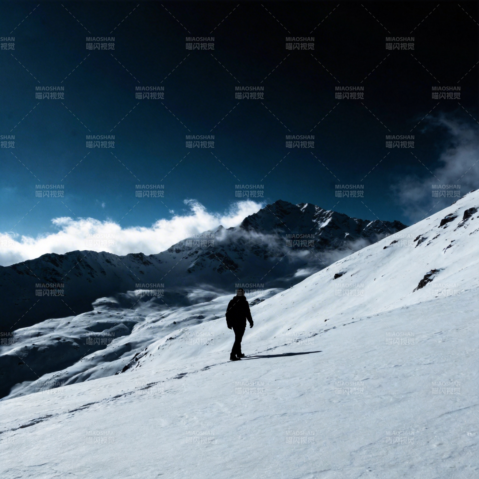 雪峰独行图片