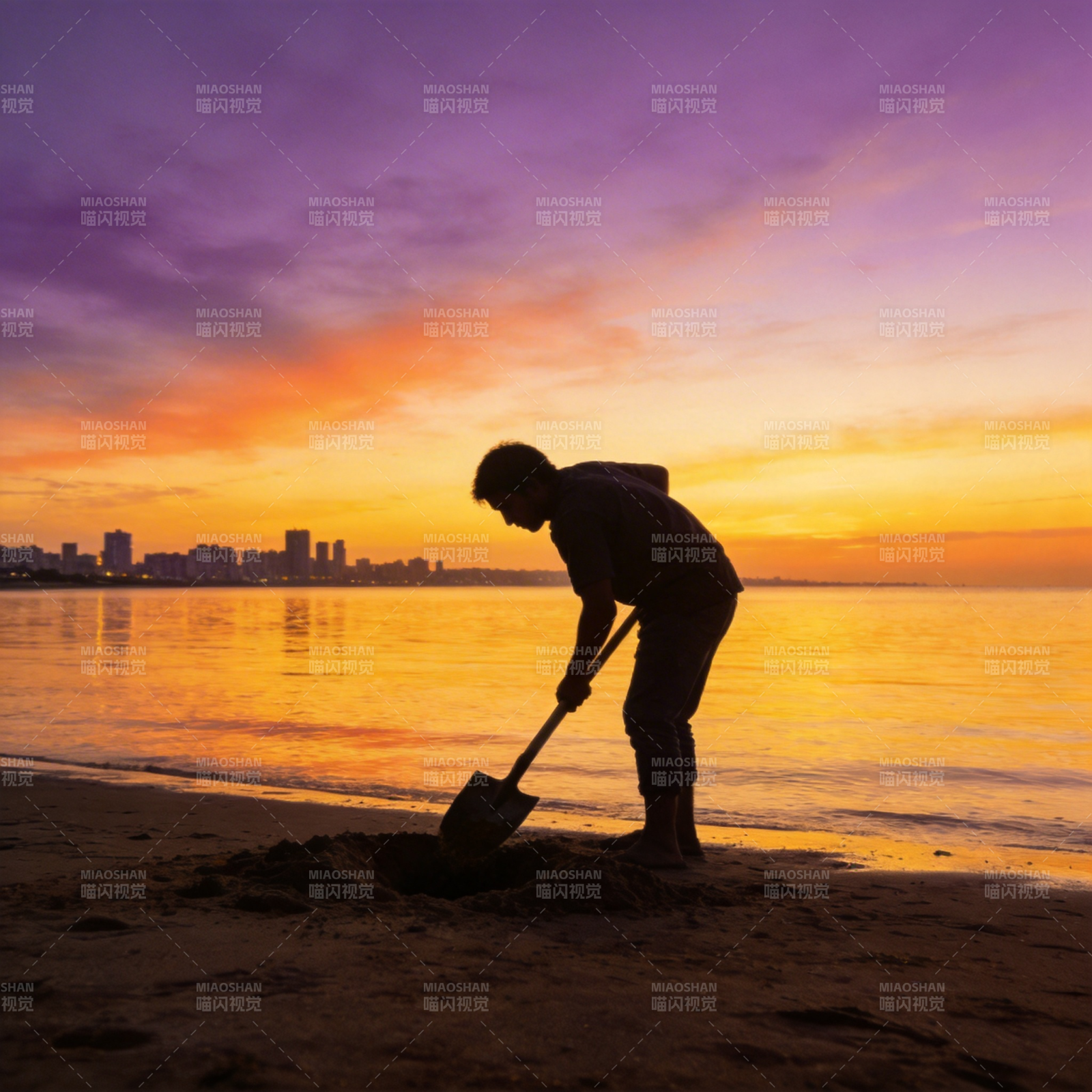 夕阳下挖沙的人图片