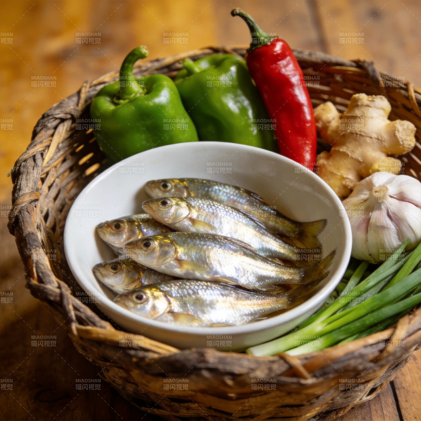 鲜鱼配蔬果图片