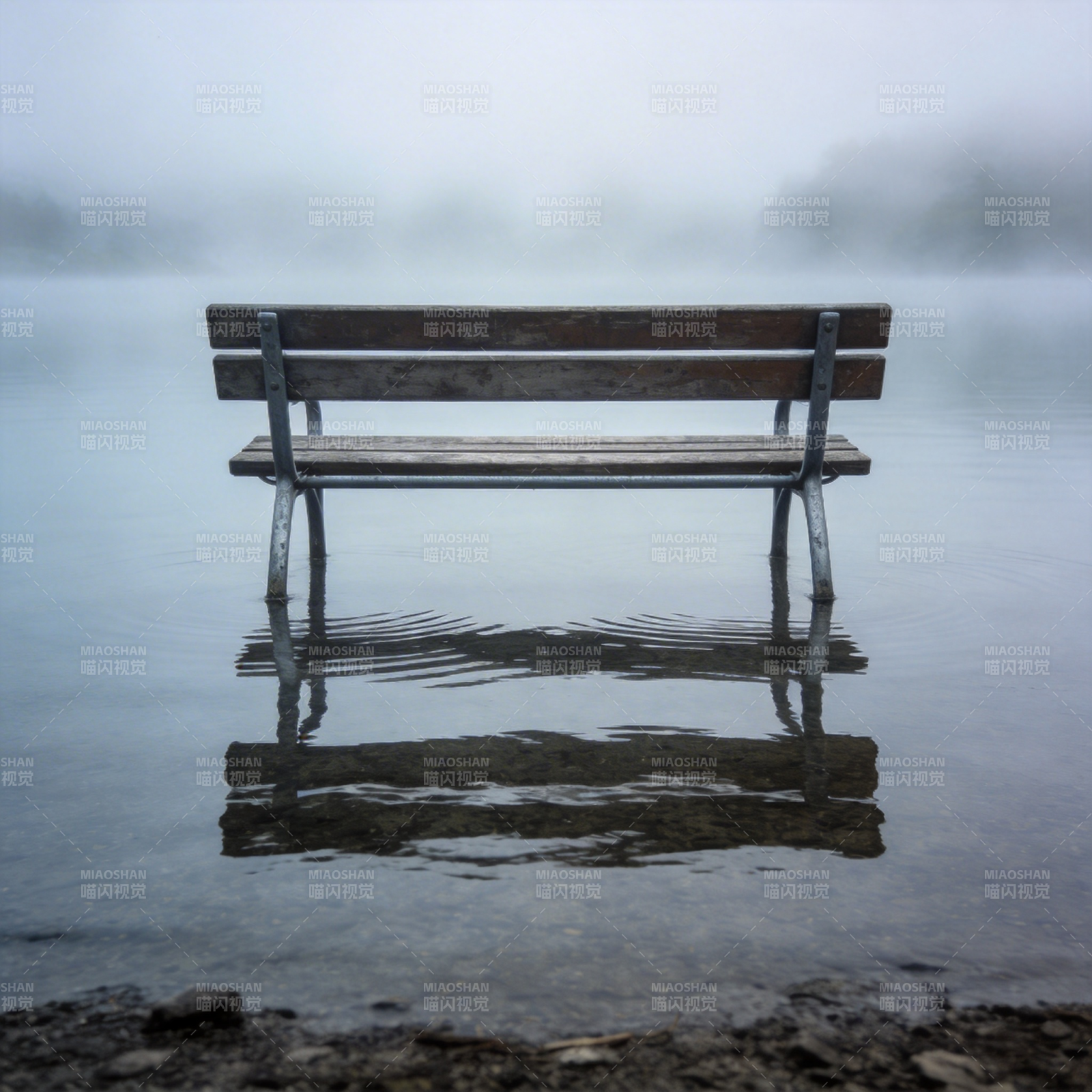 湖畔孤椅 雾中倒影图片