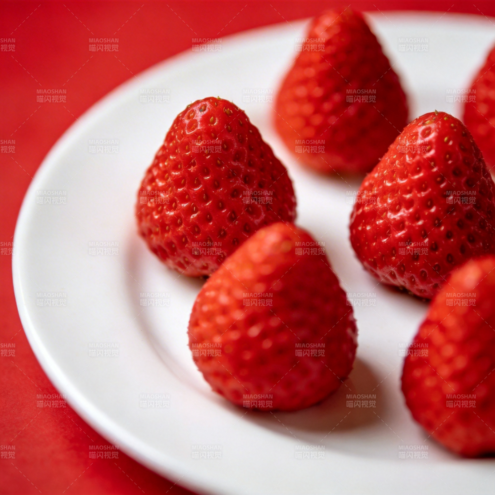 鲜红草莓盘中盛图片