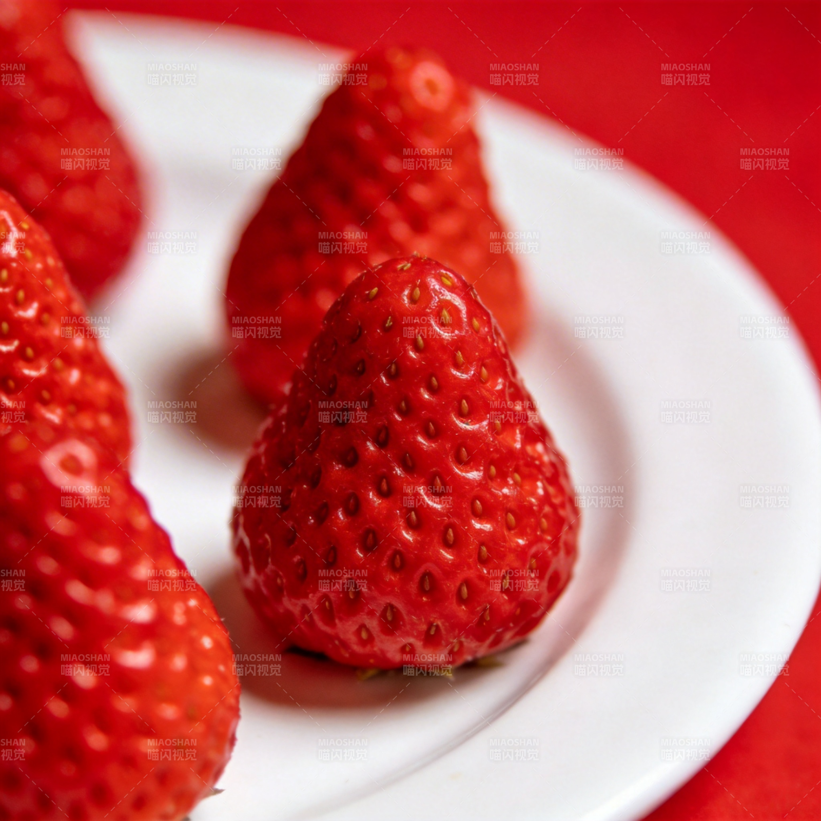 鲜红草莓盘中摆图片