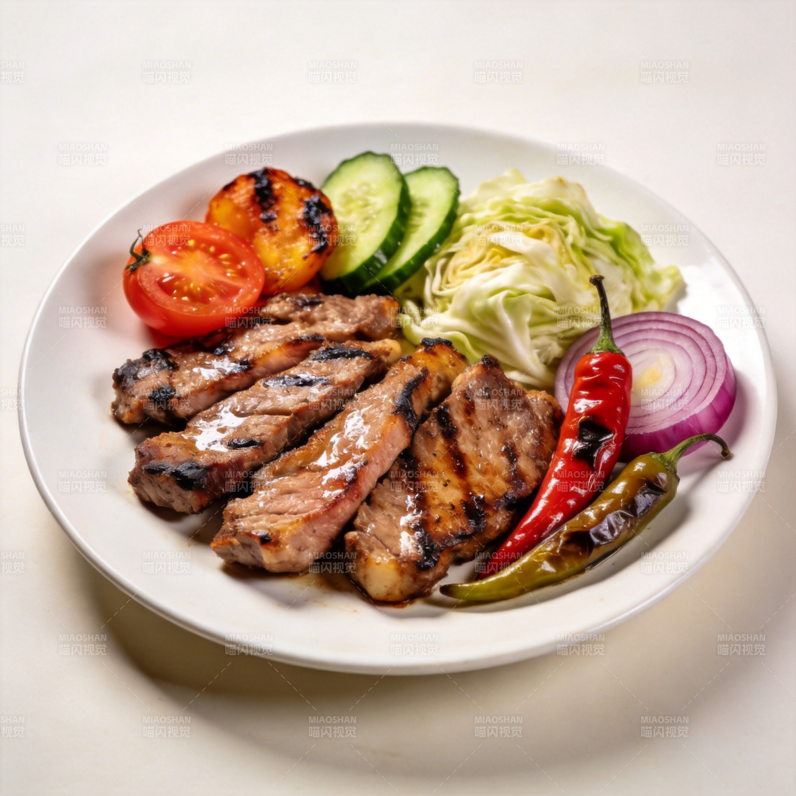 烤肉配蔬菜拼盘图片