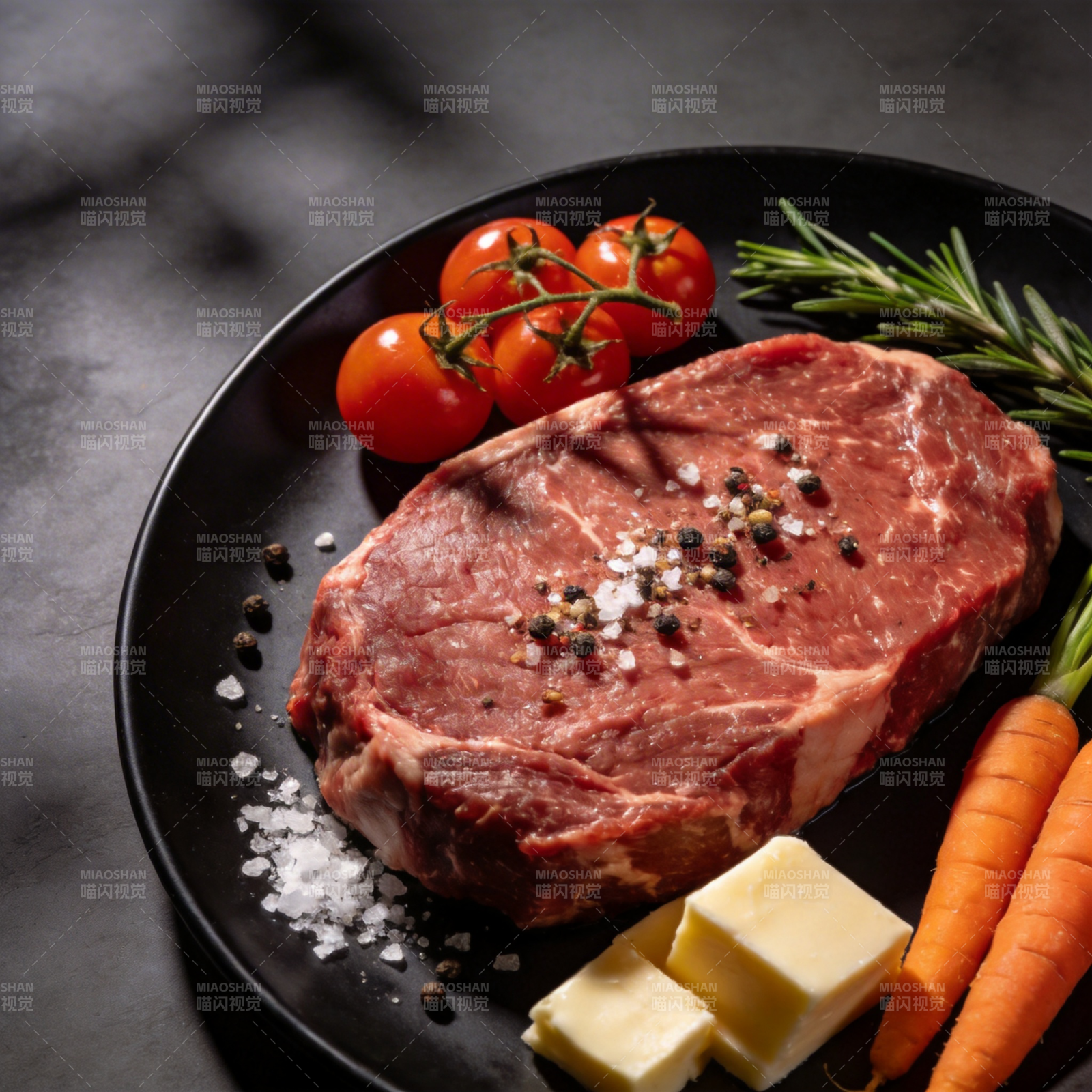 鲜嫩牛排配香料图片