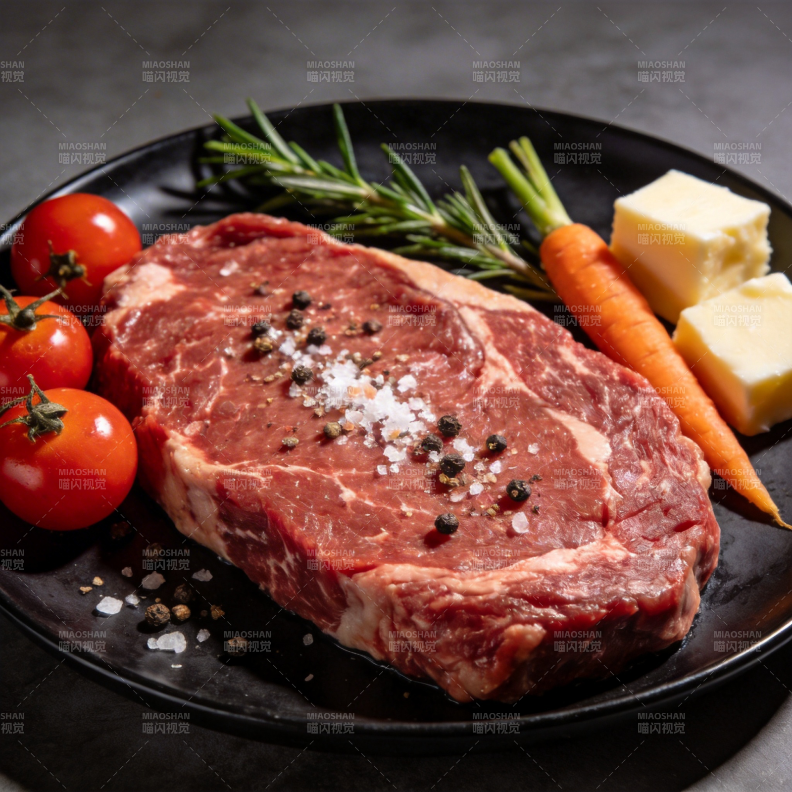 鲜嫩牛排配香料图片