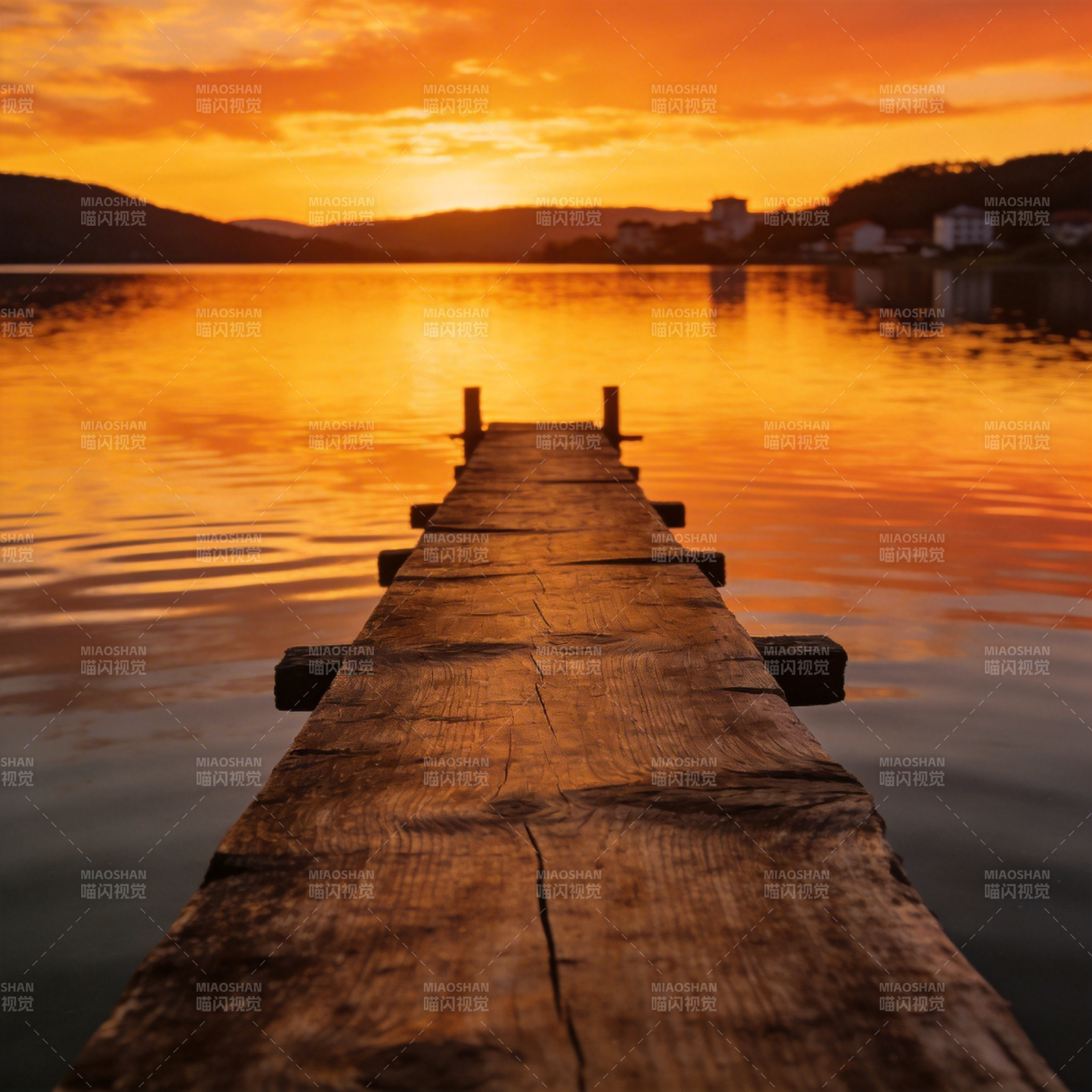 夕阳下的木栈道图片