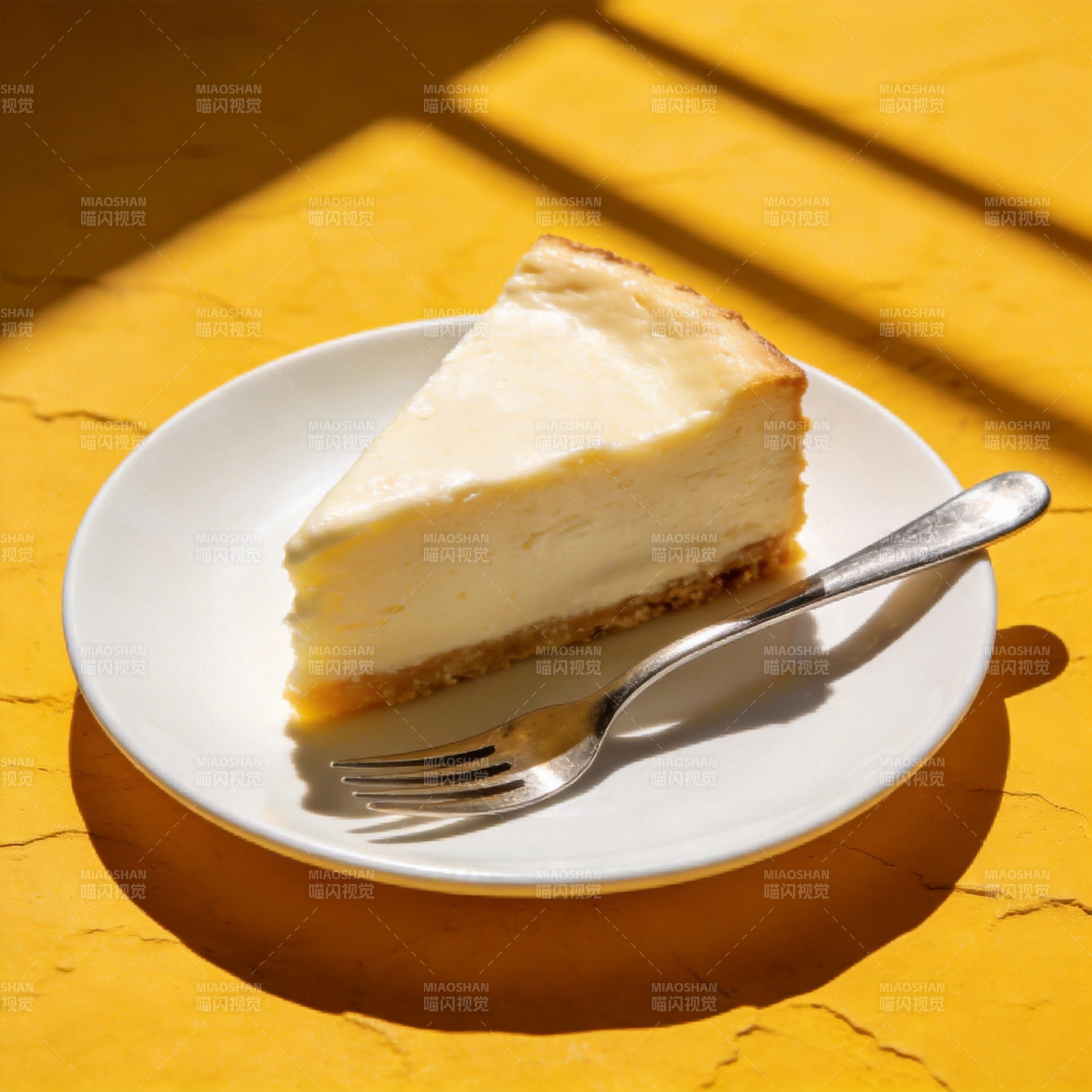 阳光下的芝士蛋糕图片