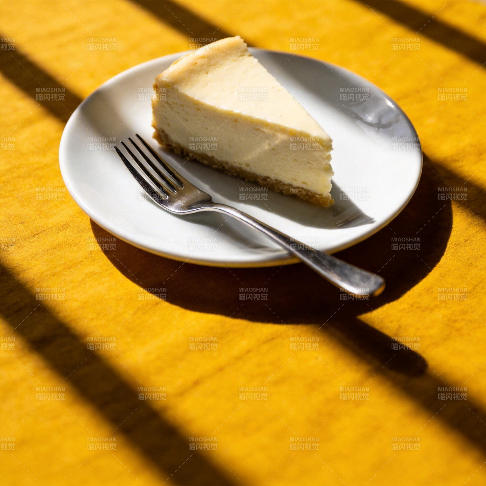 阳光下的芝士蛋糕图片