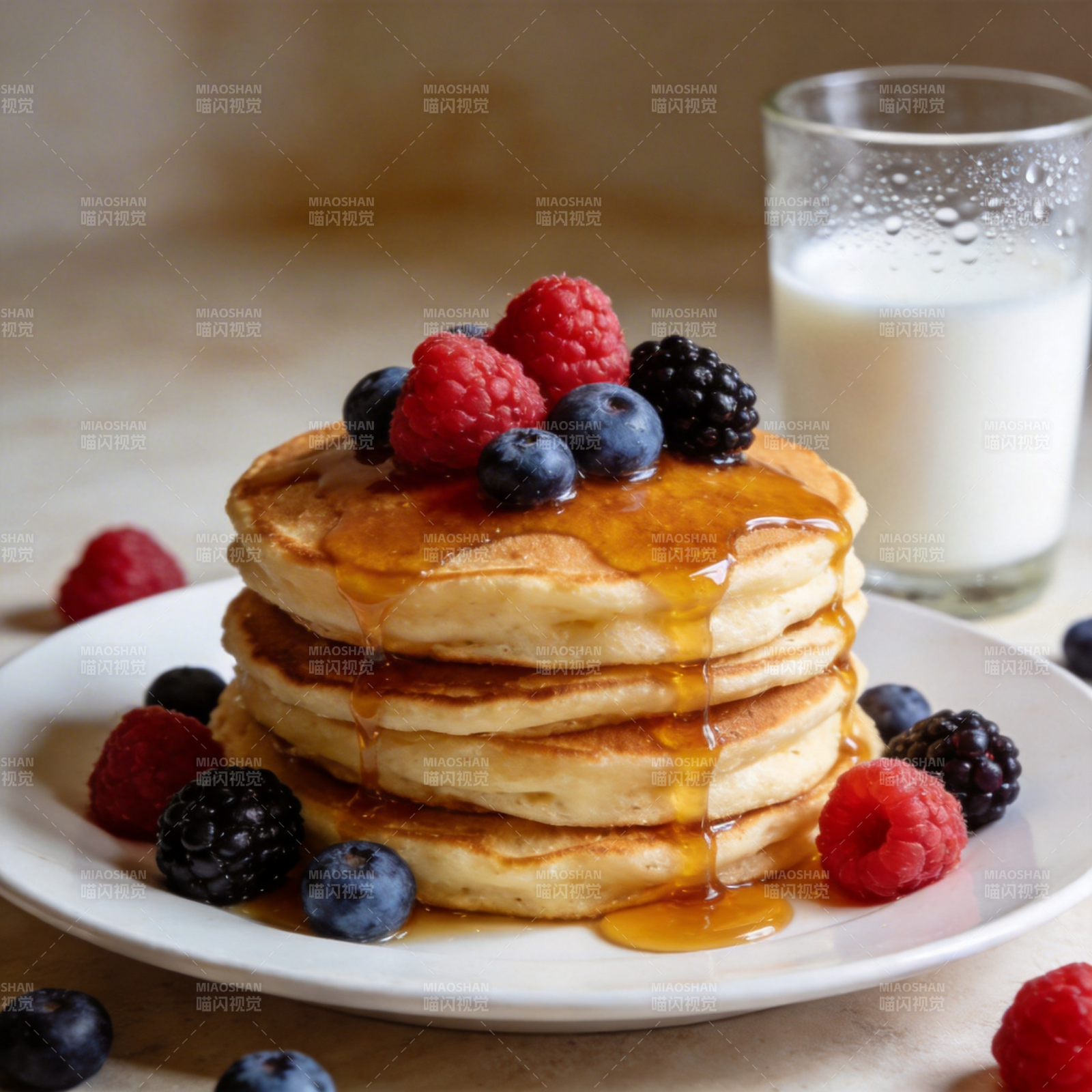美味煎饼配浆果图片