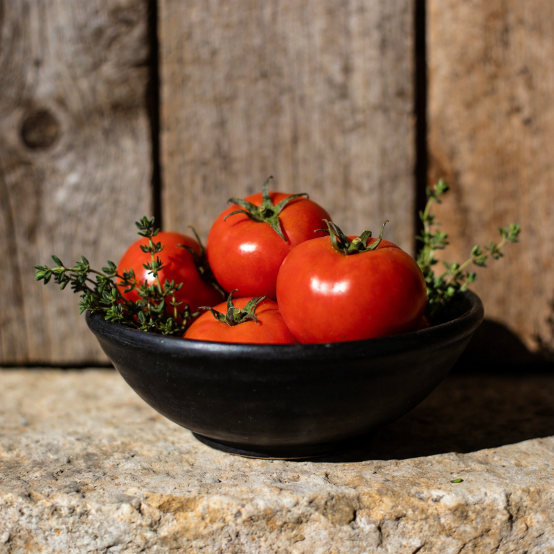 番茄与香草静物图片