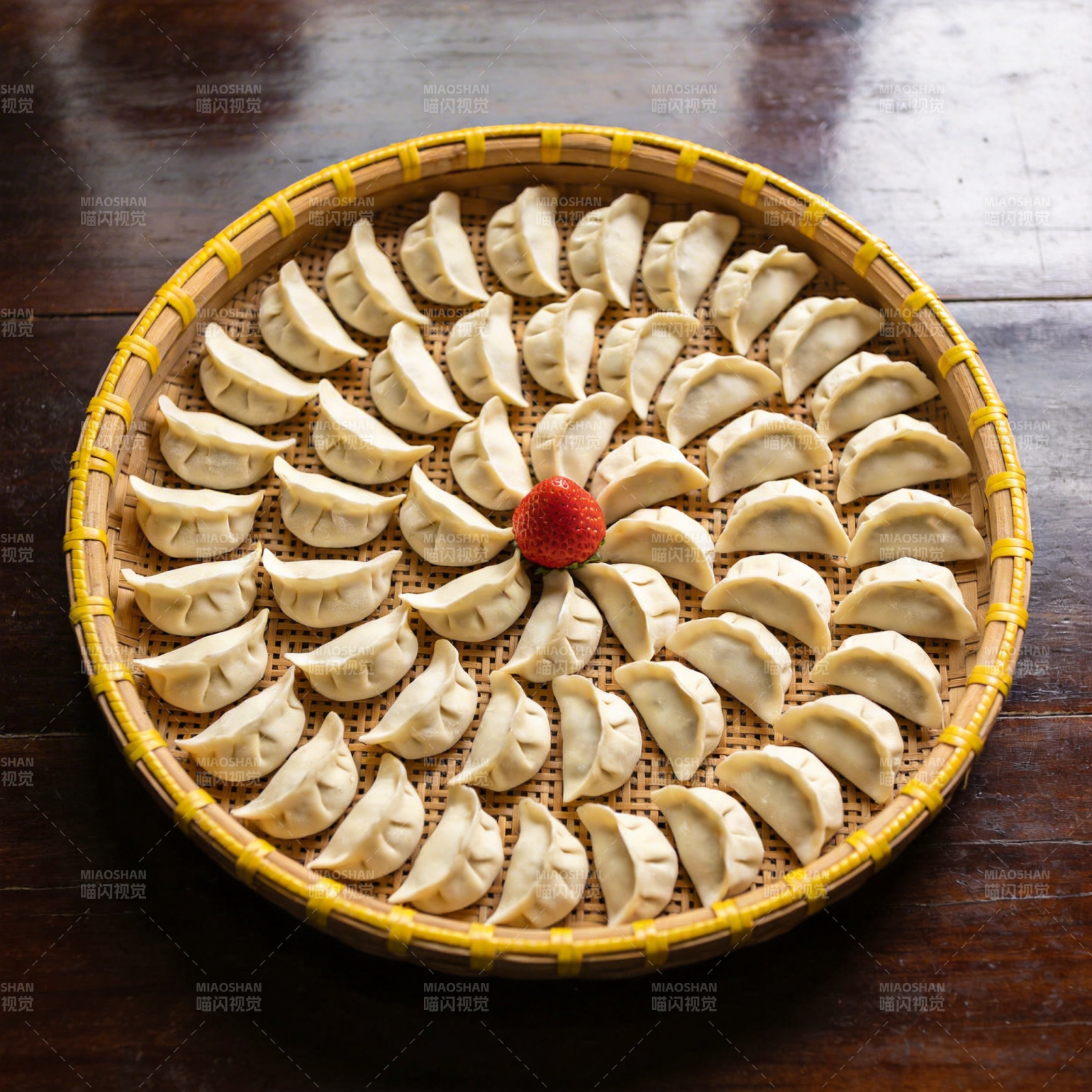 饺子盘中花形摆图片