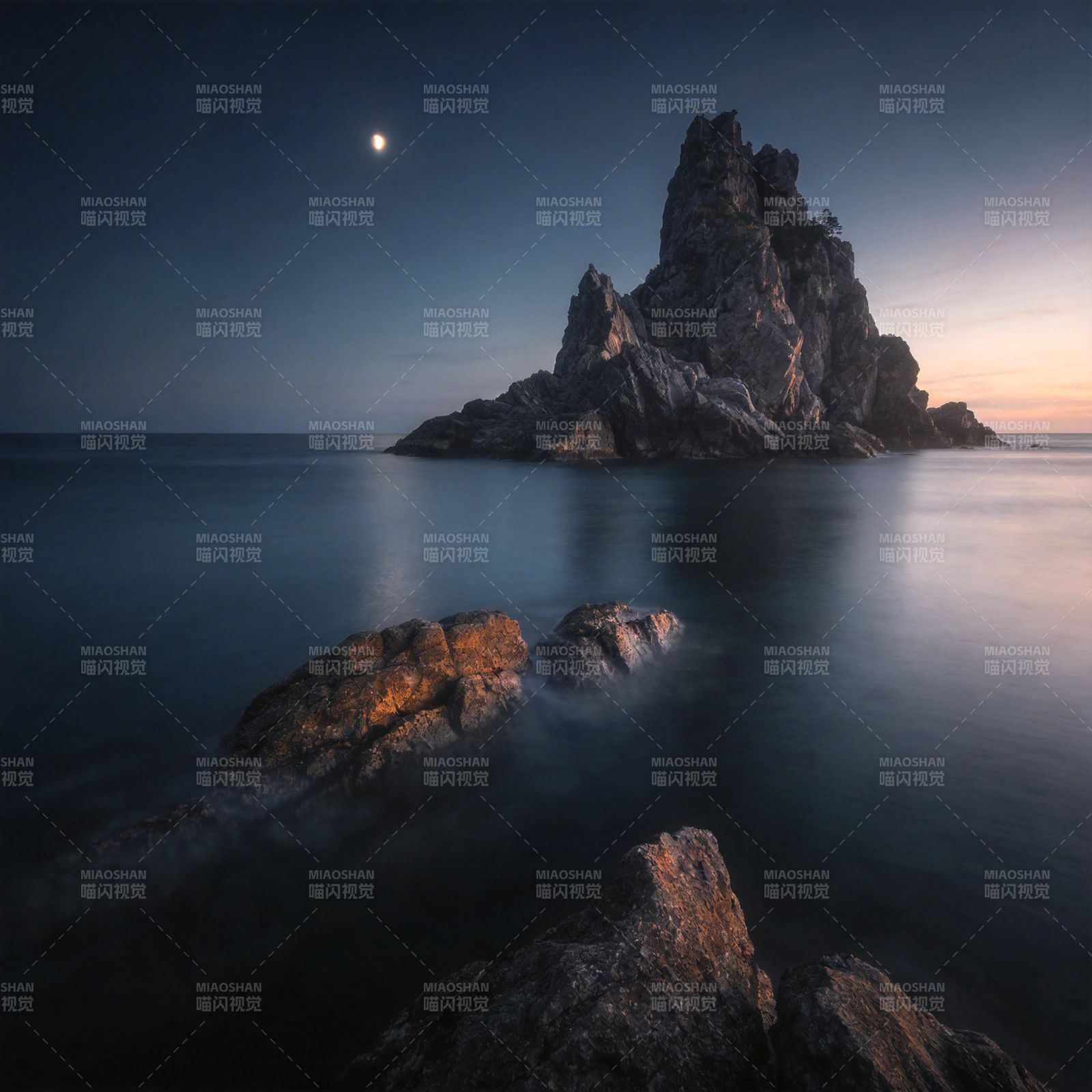 月下孤岩静海图片