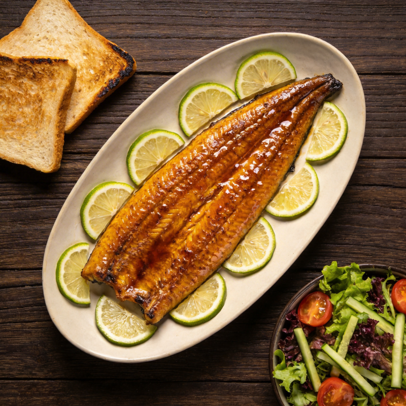 烤鱼配柠檬与沙拉图片