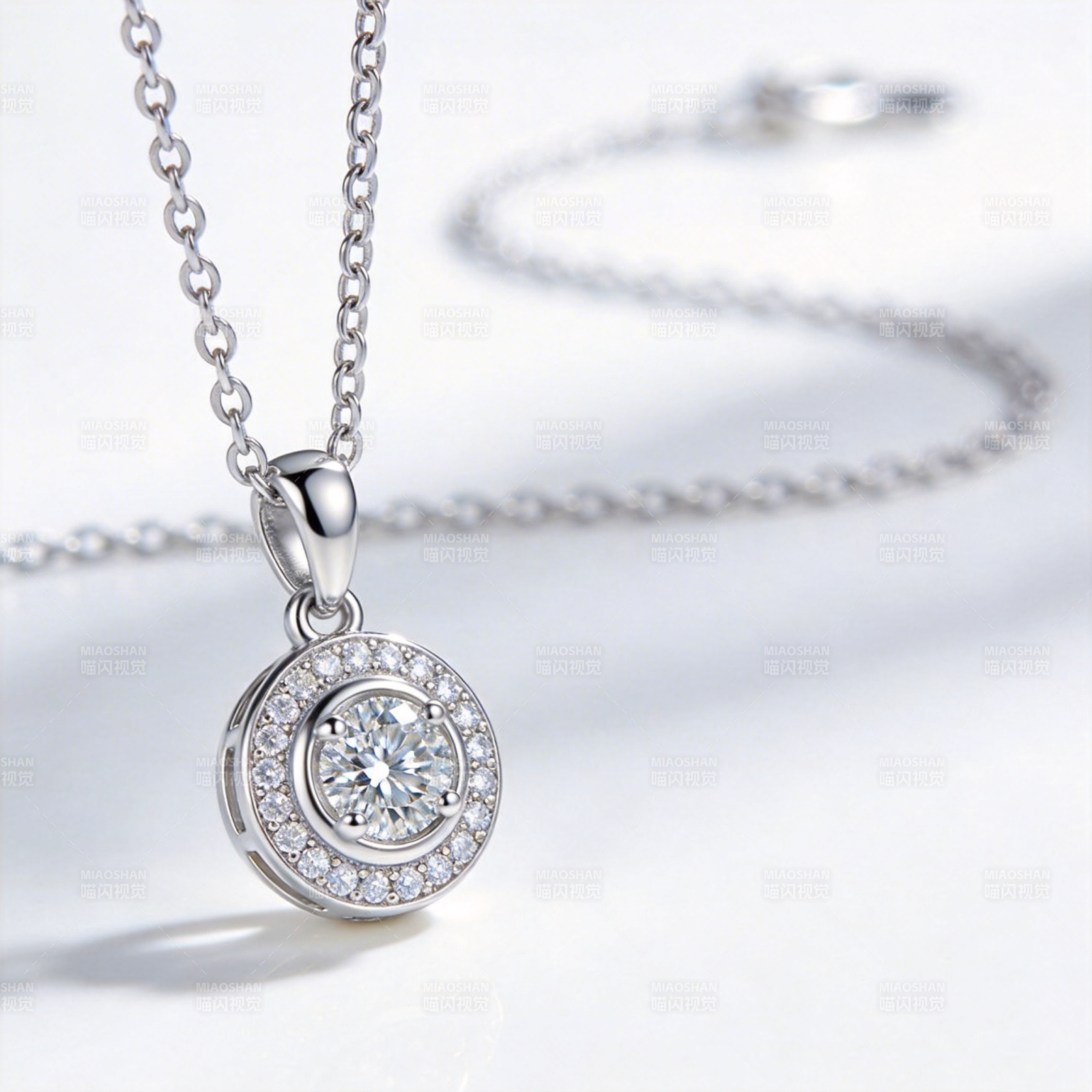 璀璨钻石吊坠图片