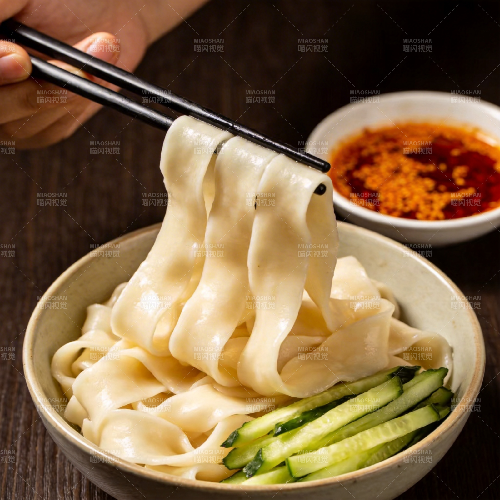 手擀面配黄瓜图片