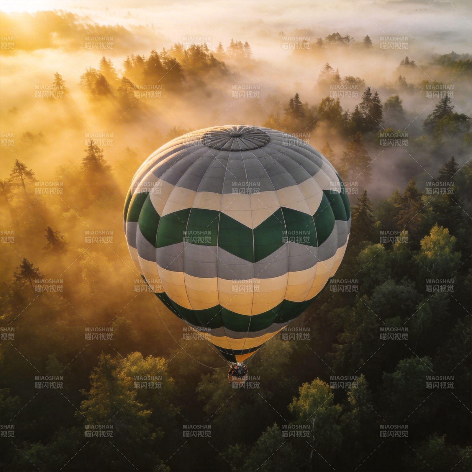 晨雾中的热气球图片