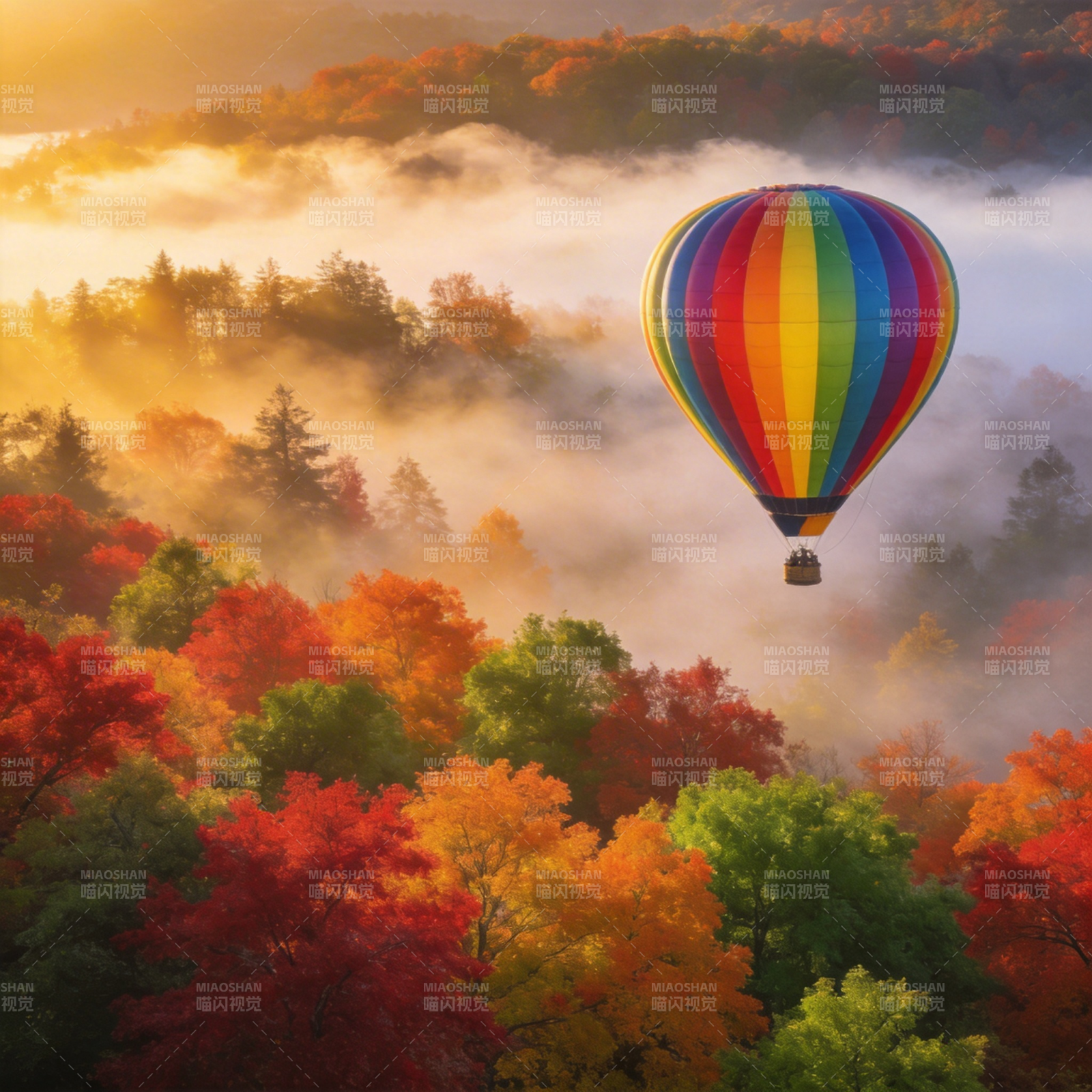 秋雾中热气球翱翔图片