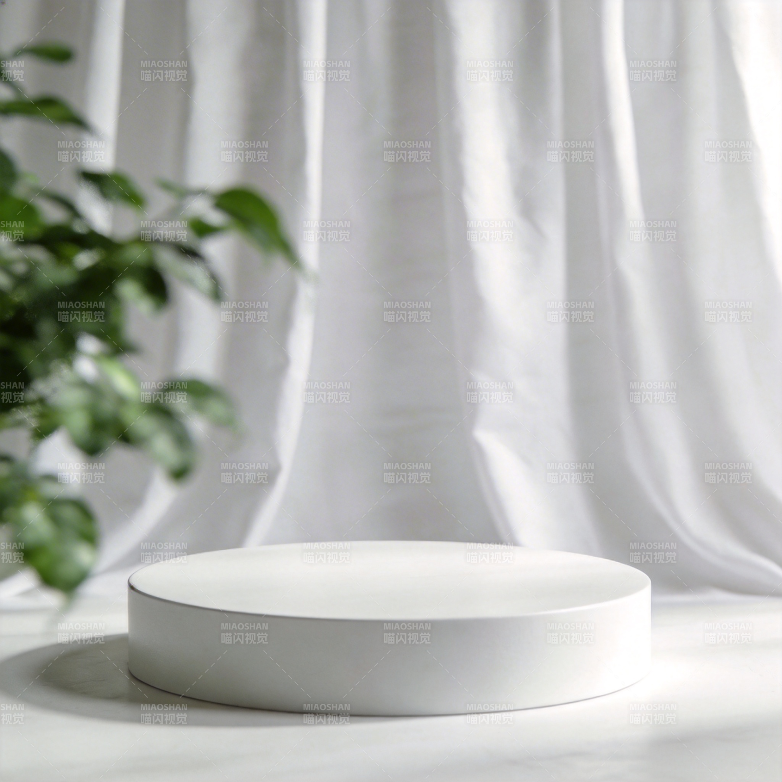 简约白台绿植相伴图片