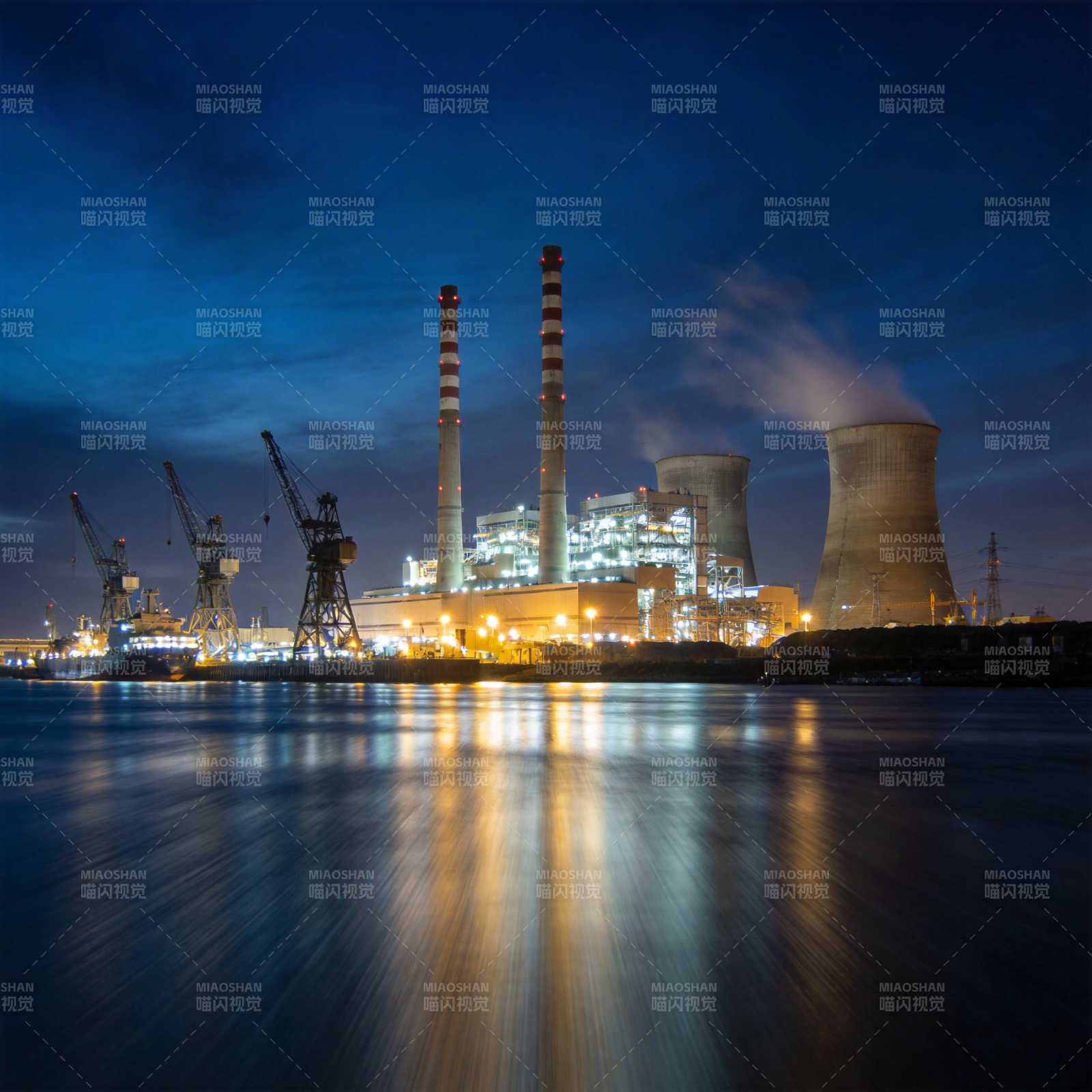 夜幕下的工业港口图片