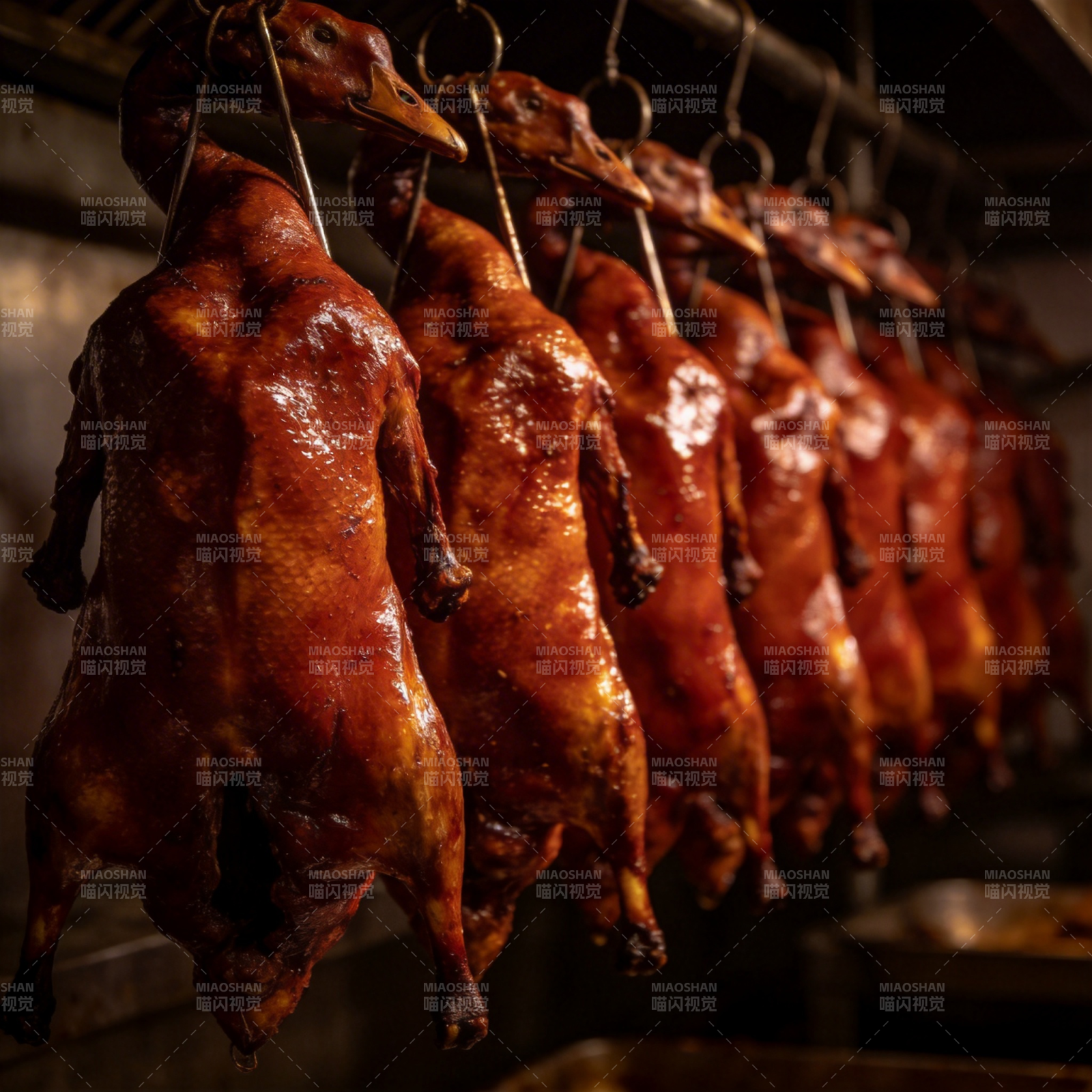 烤鸭挂炉中图片