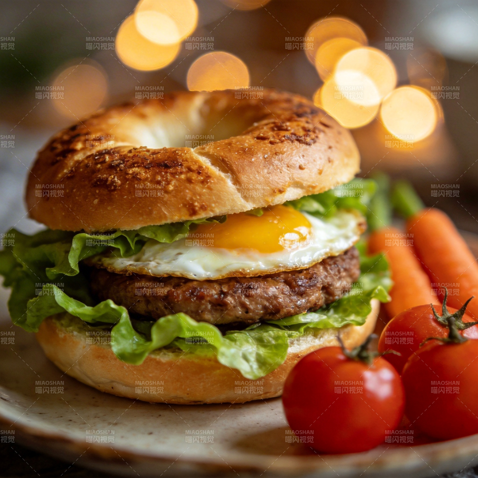煎蛋汉堡配蔬菜图片
